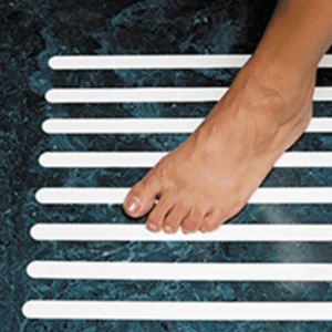 Tenura Anti-slip strips monteret på badeværelsesgulv.