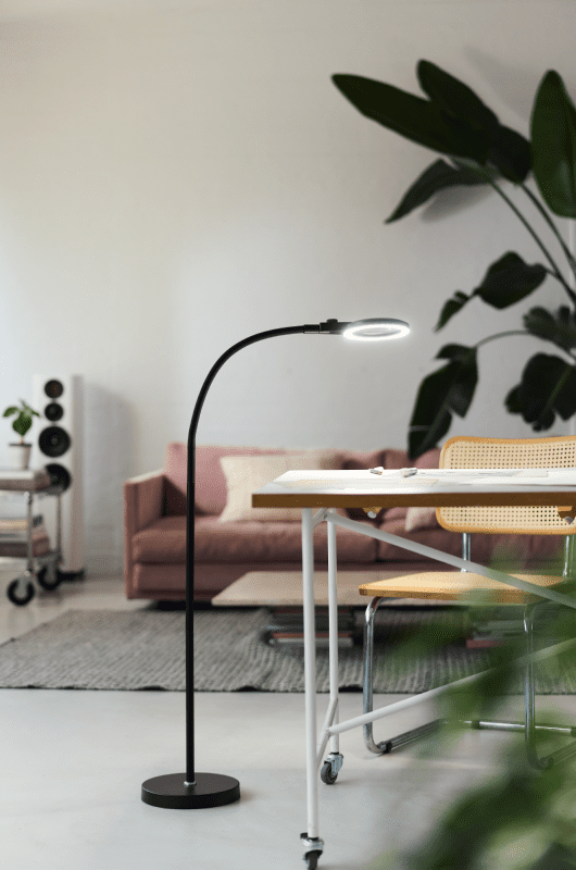Halo Design Magni Charge Superflex Gulvlup med lys og forstørrelse
