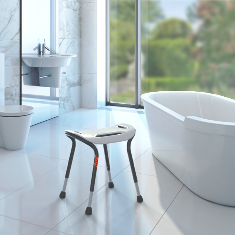Let's Sing badestol fra Trust Care i moderne badeværelse