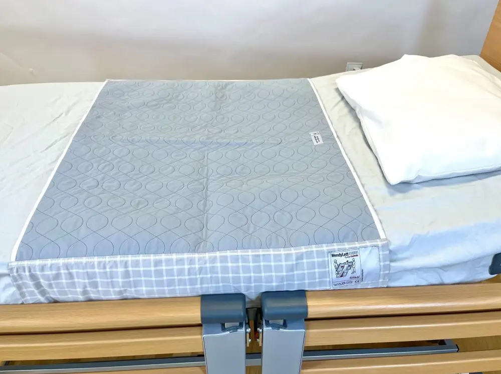 WendyLett4Way vendesystem til positionering i sengen – monteret på plejeseng